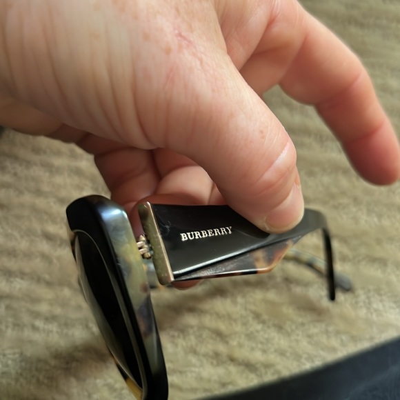 Burberry tortoiseshell sunglasses - Picture 6 of 9